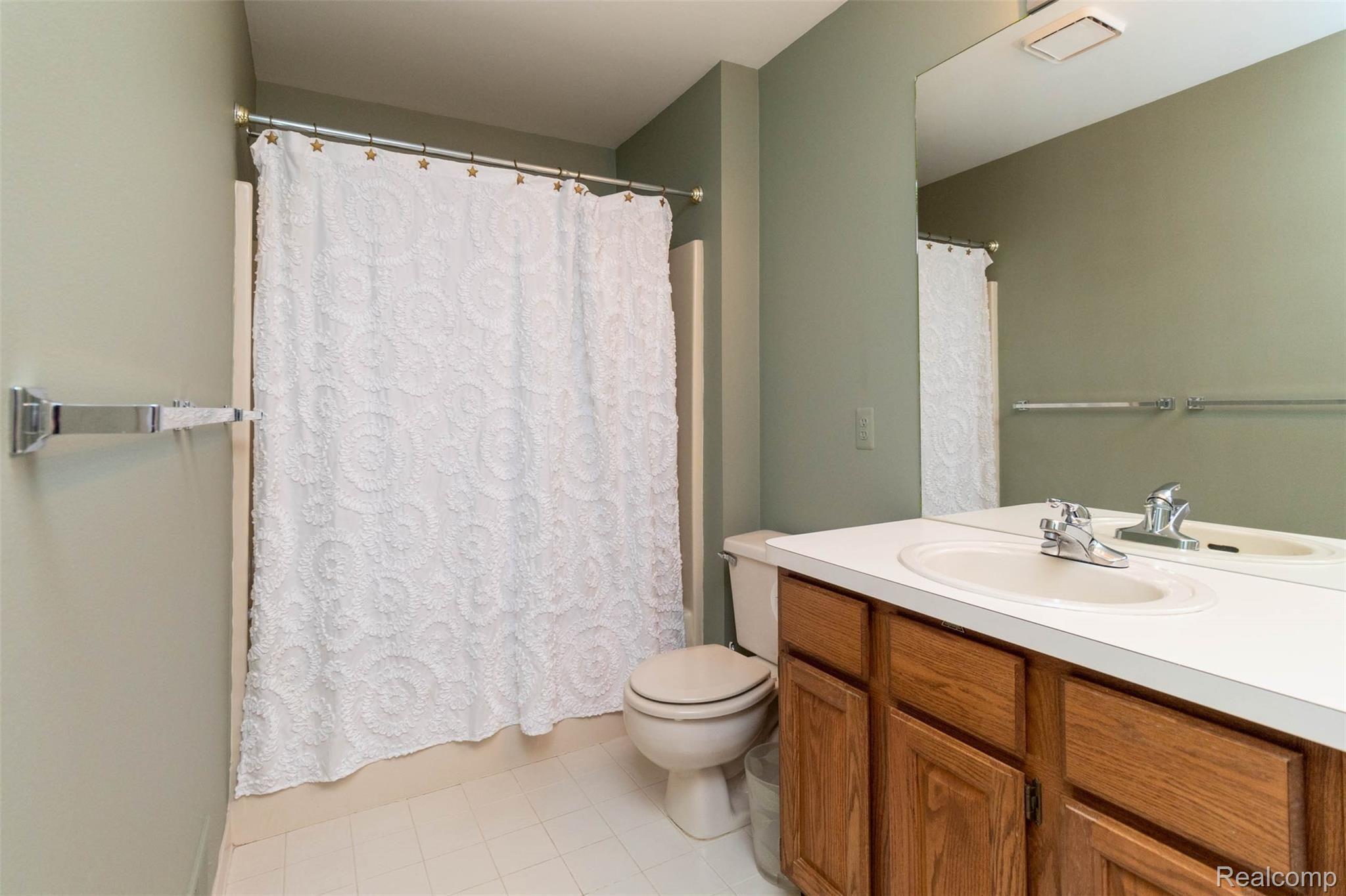 2399 Pleasant View Drive Rochester, MI 48306 - Photo 34 of 57 39.jpg