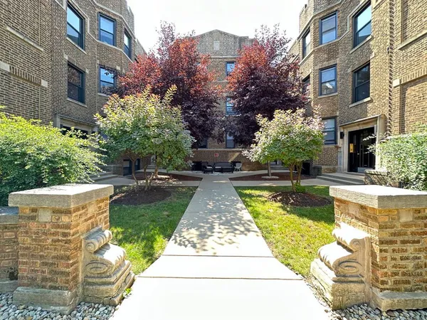$2,047 | 629 West Cornelia Avenue, Unit GDN, Chicago, IL 60657