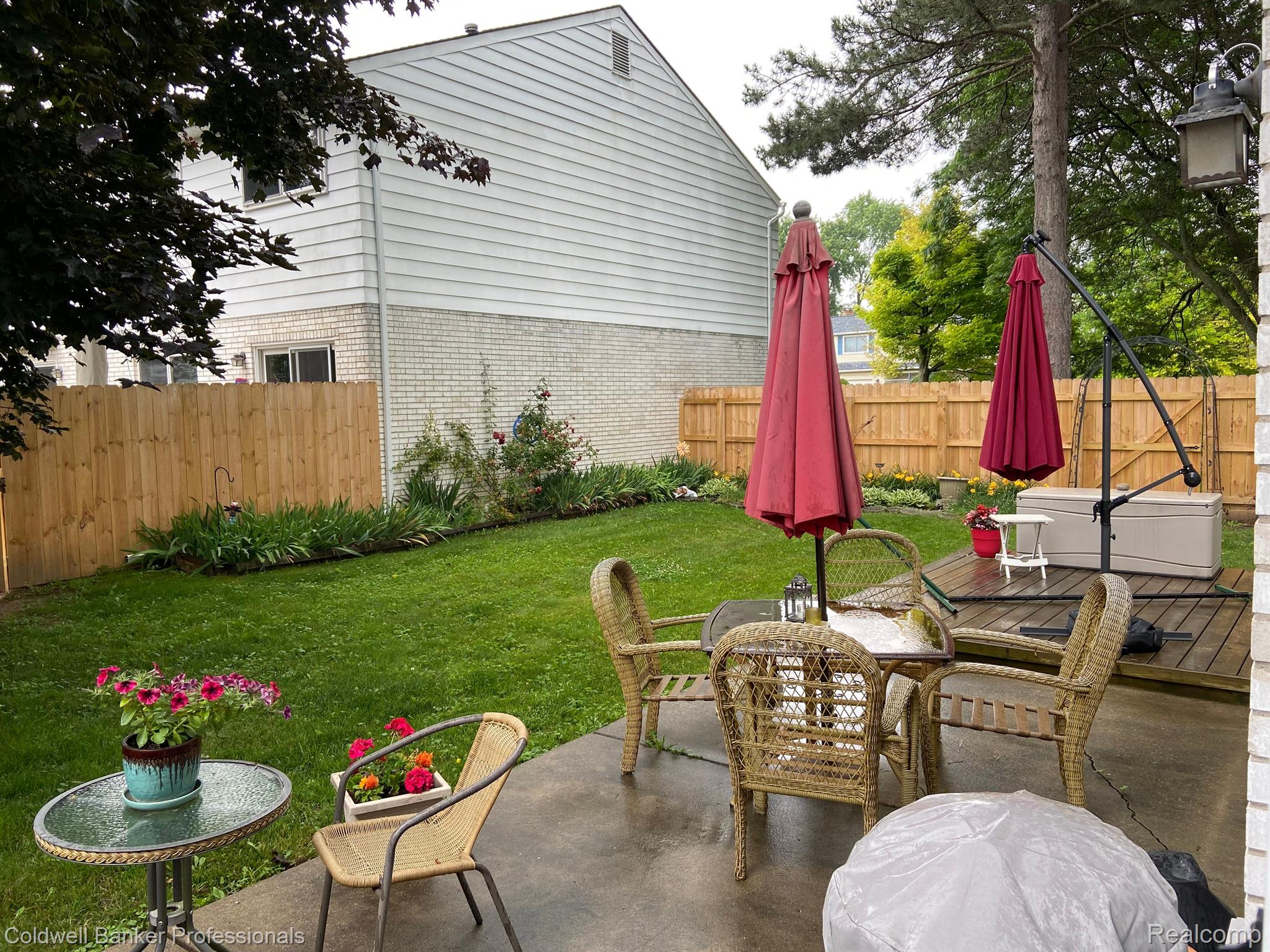 2266 Hillendale Drive Rochester, MI 48309 - Photo 4 of 23 Large Private Fenced Backyard