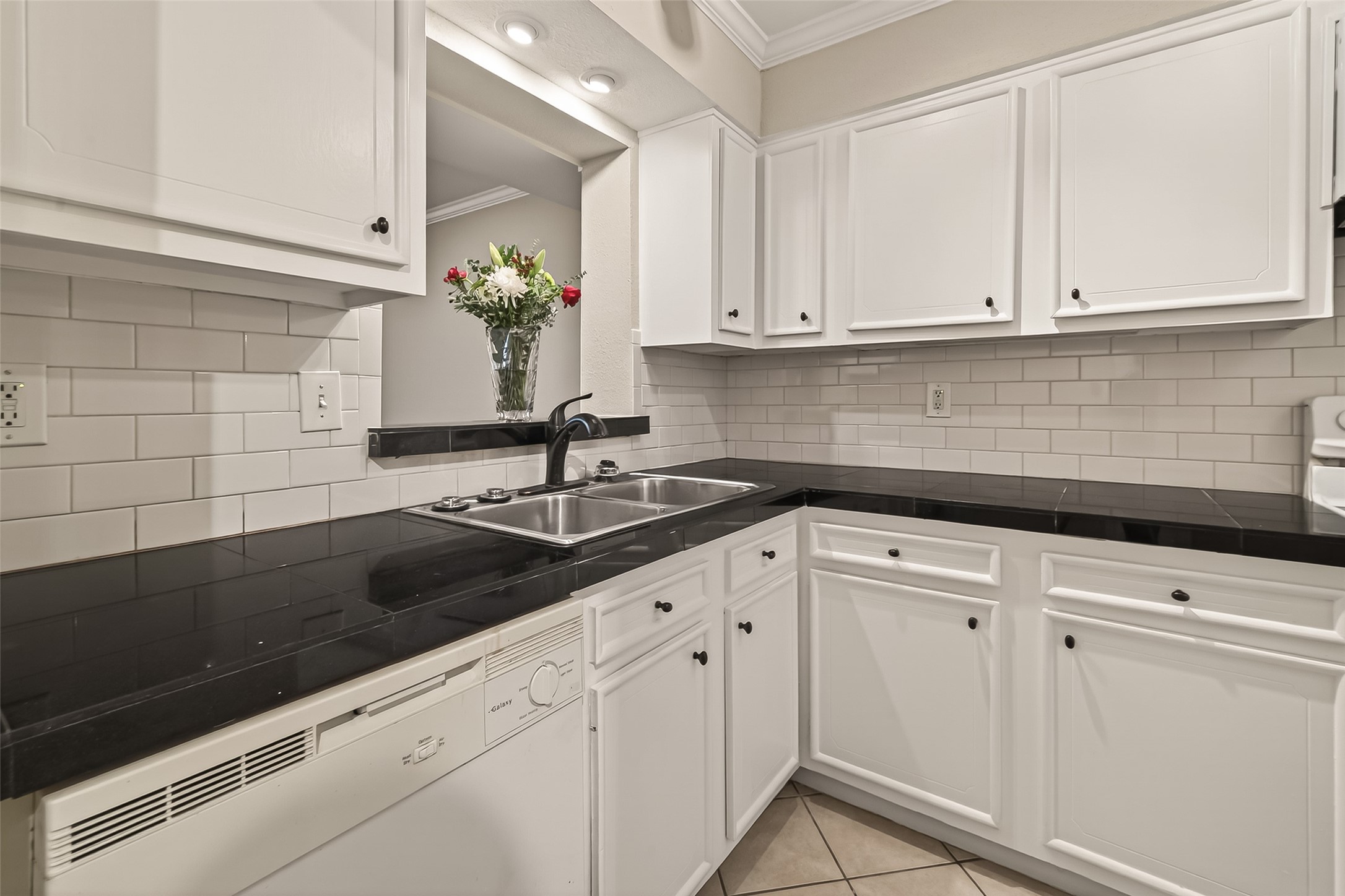 11550 Chimney Rock Road, Unit 330 Houston, TX 77035 - Photo 15 of 30 Kitchen with a pass through bar.