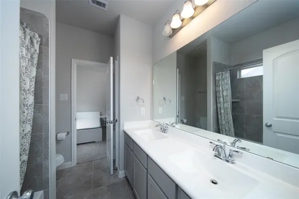 $2,850 | 2011 Royal Landing Drive, Houston, TX 77045