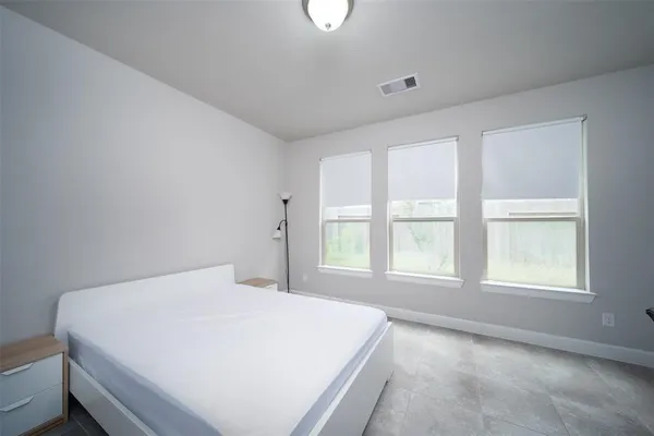 $2,850 | 2011 Royal Landing Drive, Houston, TX 77045