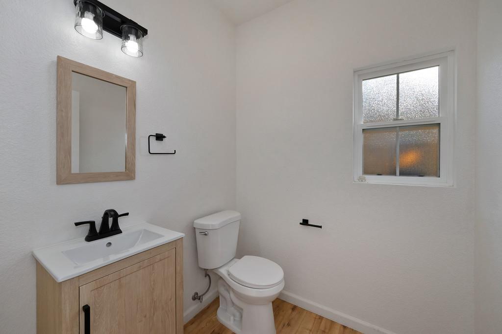 6014 Timberlodge Lane Roseville, CA 95747 - Photo 44 of 63 a bathroom with a toilet sink and mirror