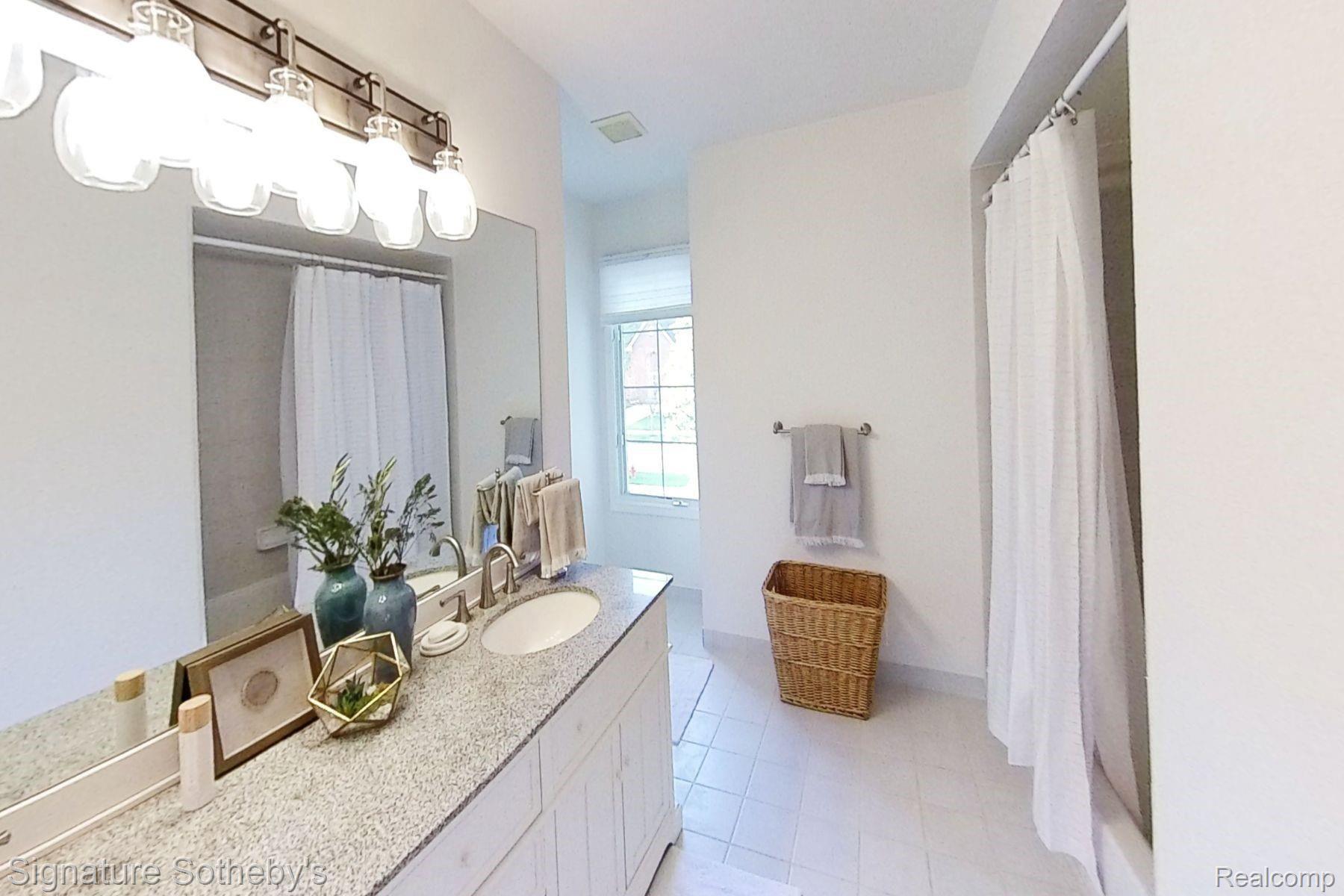 1415 Kentfield Drive Rochester, MI 48307 - Photo 45 of 49 secondfloorbath.jpg