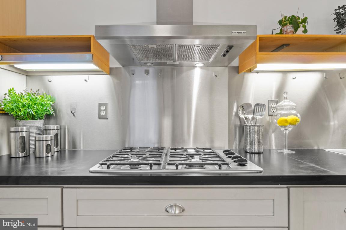 1709 Lanier Place Northwest Washington, DC 20009 - Photo 13 of 47 Equipped with task lighting