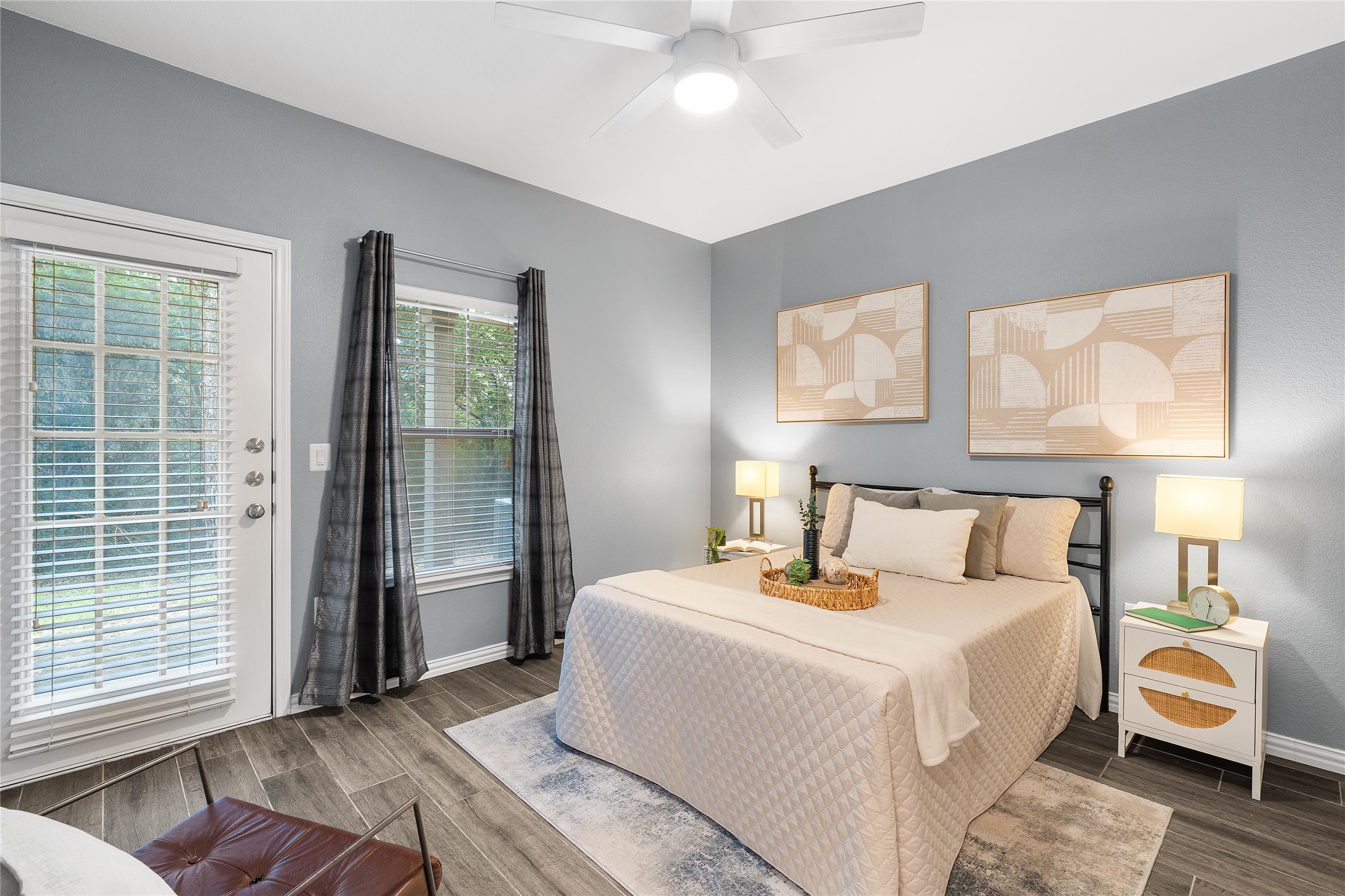 11203 Ranch Road 2222, Unit 1402 Austin, TX 78732 - Photo 16 of 22 Bedroom with full ensuite bathroom on the main level