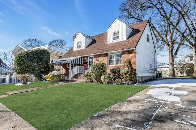 $799,000 | 562 Arcadian Avenue, Valley Stream, NY 11580