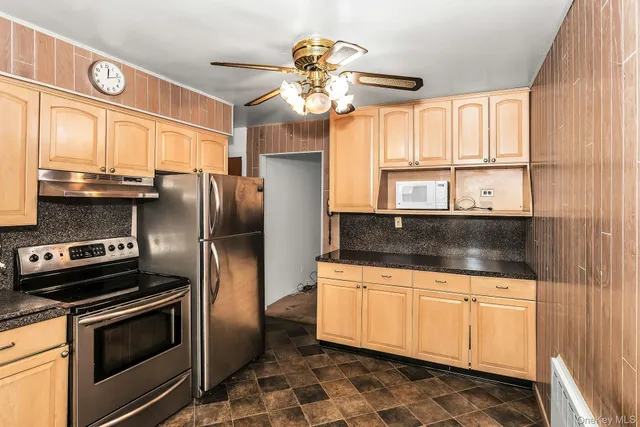 $799,000 | 562 Arcadian Avenue, Valley Stream, NY 11580