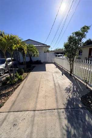 a view of a backyard
