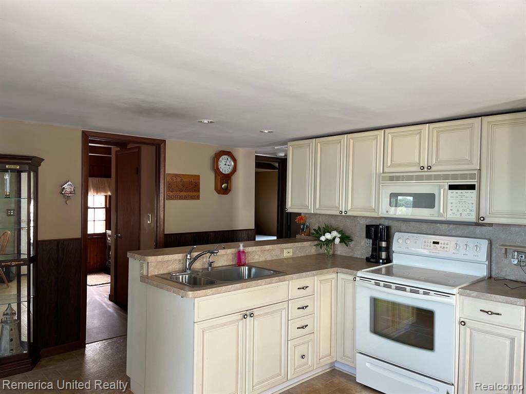 2620 Desmond Road Waterford, MI 48329 - Photo 16 of 39