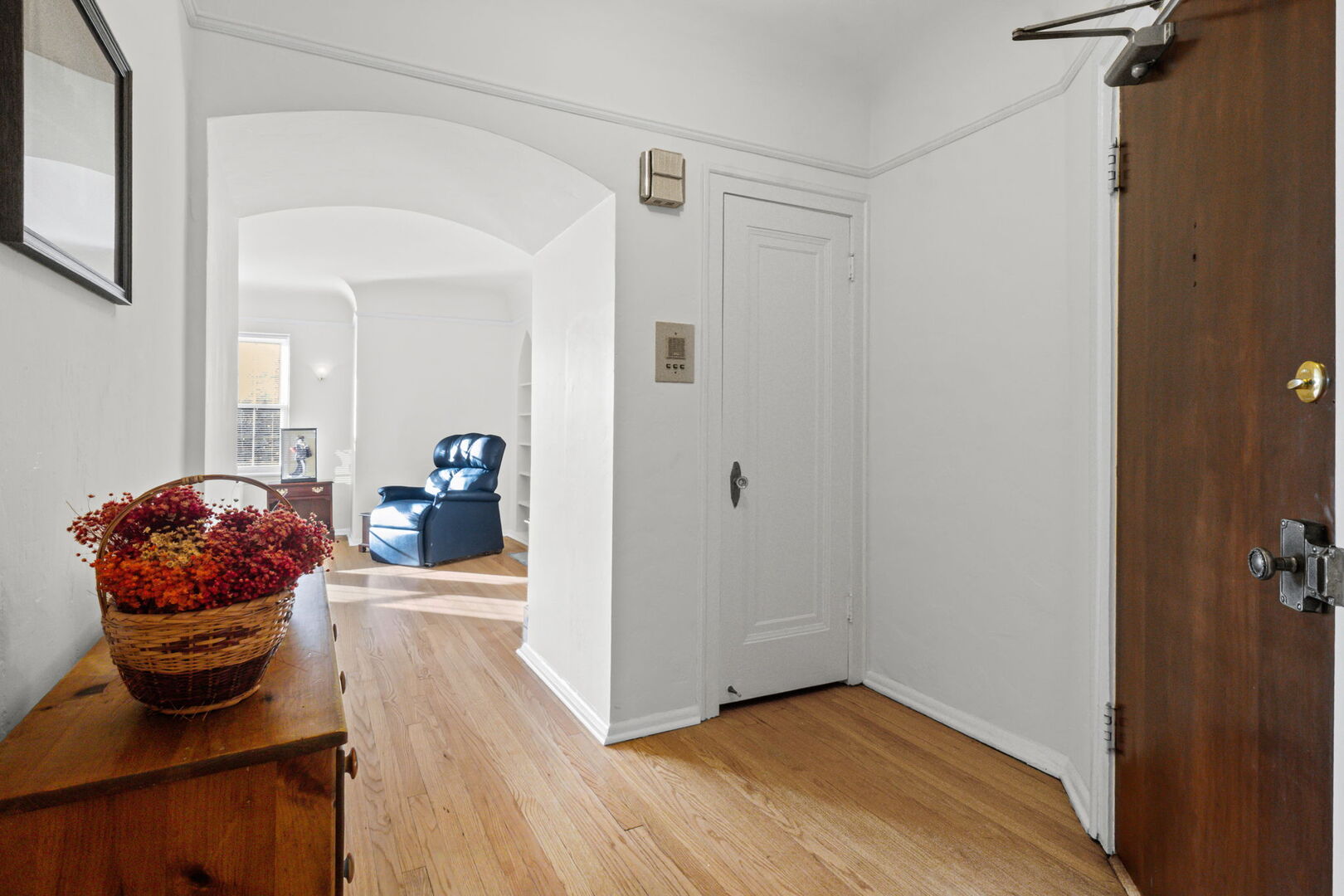 8037 Kenton Avenue, Unit 2S Skokie, IL 60076 - Photo 4 of 20 a living room with furniture and a wooden floor