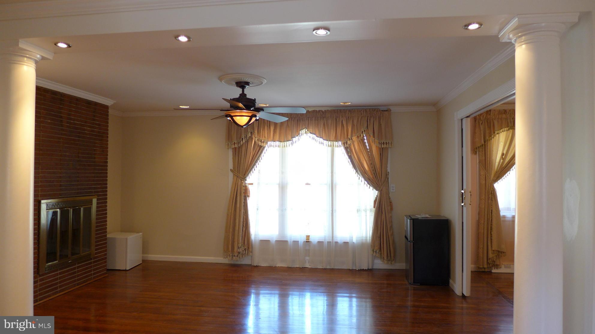 400 Aigburth Road Towson, MD 21286 - Photo 7 of 20 Living Room