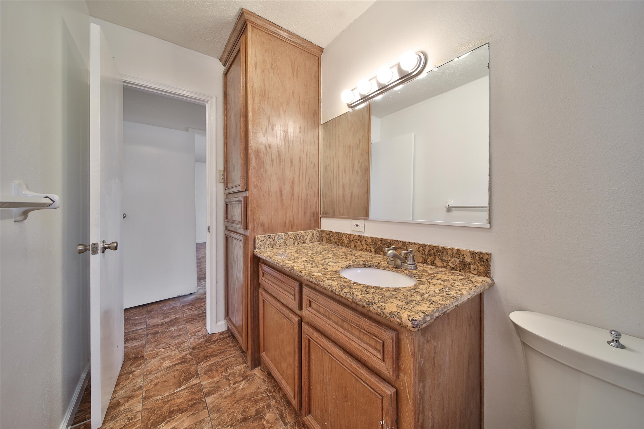 990 Redway Lane Houston, TX 77062 - Photo 20 of 21 Bath