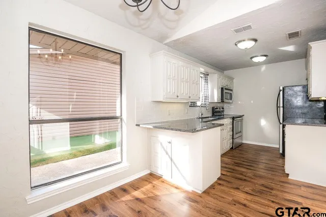 $1,700 | 5827 Hollytree Drive, Tyler, TX 75703