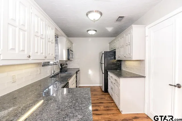 $1,700 | 5827 Hollytree Drive, Tyler, TX 75703