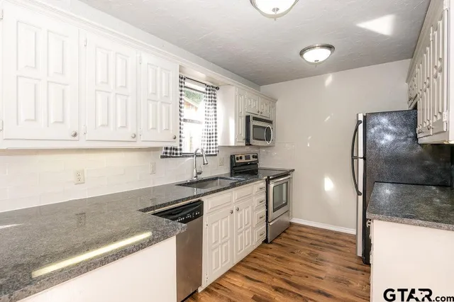 $1,700 | 5827 Hollytree Drive, Tyler, TX 75703