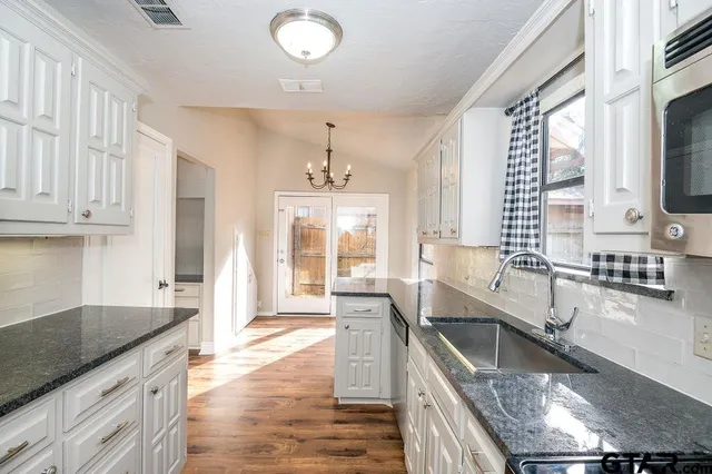 $1,700 | 5827 Hollytree Drive, Tyler, TX 75703