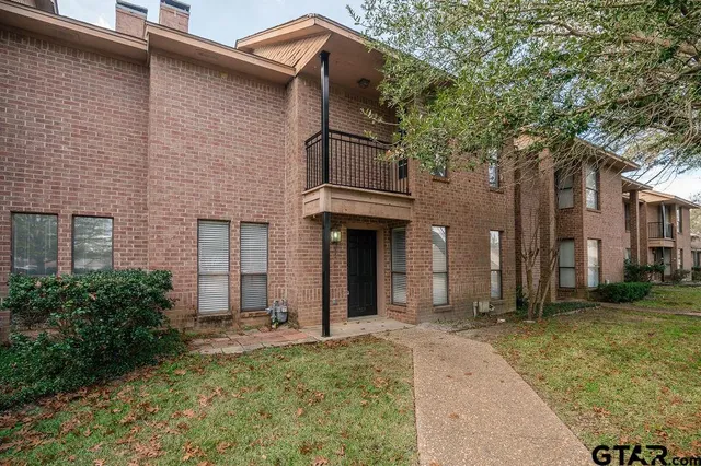 $1,700 | 5827 Hollytree Drive, Tyler, TX 75703