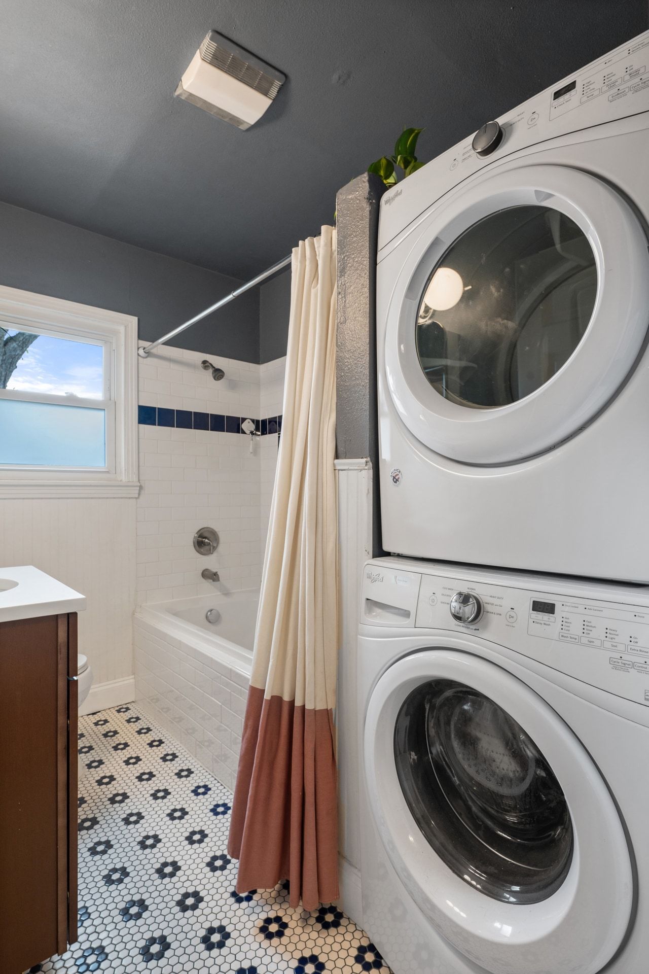 815 Stark Street Austin, TX 78756 - Photo 16 of 38 Washer and dryer inside the home