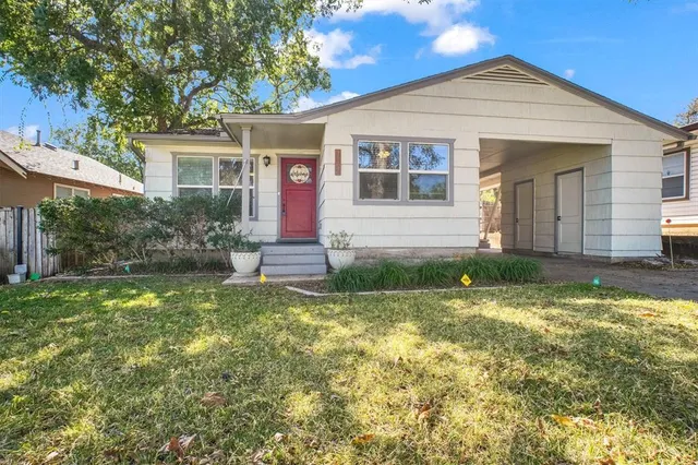 a view of a house with backyard and sitting area