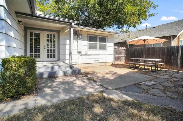 a view of a house with backyard and sitting area