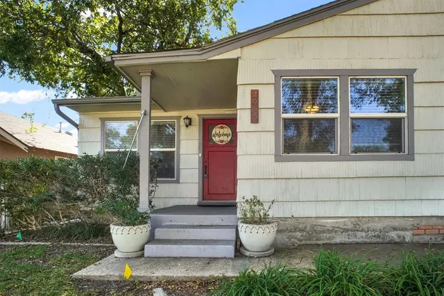 $1,995 | 4929 Locke Avenue, Fort Worth, TX 76107
