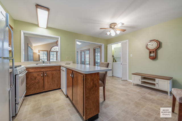 1112 Modaff Road Naperville, IL 60540 - Photo 9 of 25