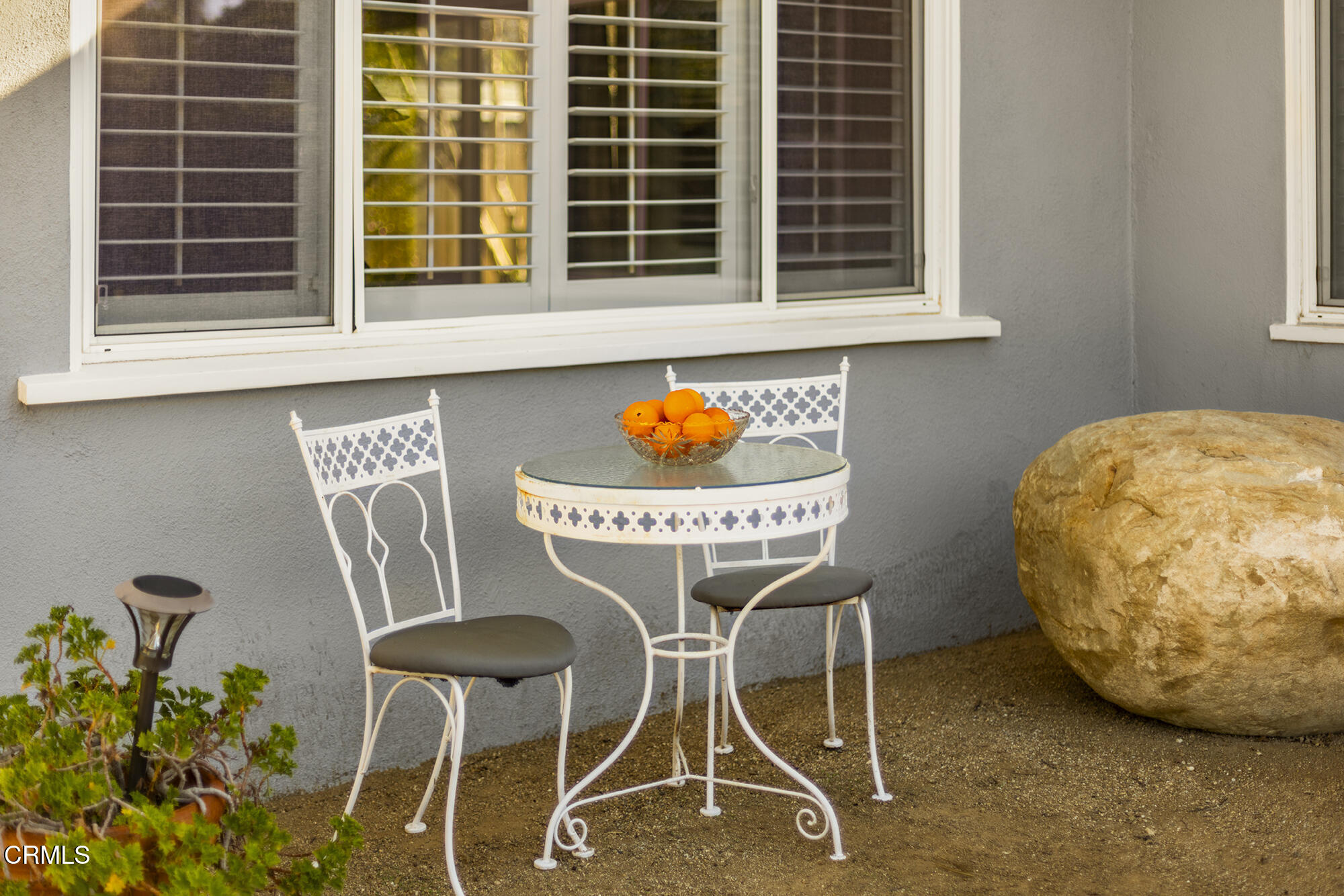 456 North Rice Road Ojai, CA 93023 - Photo 27 of 55 a room with table and a chair