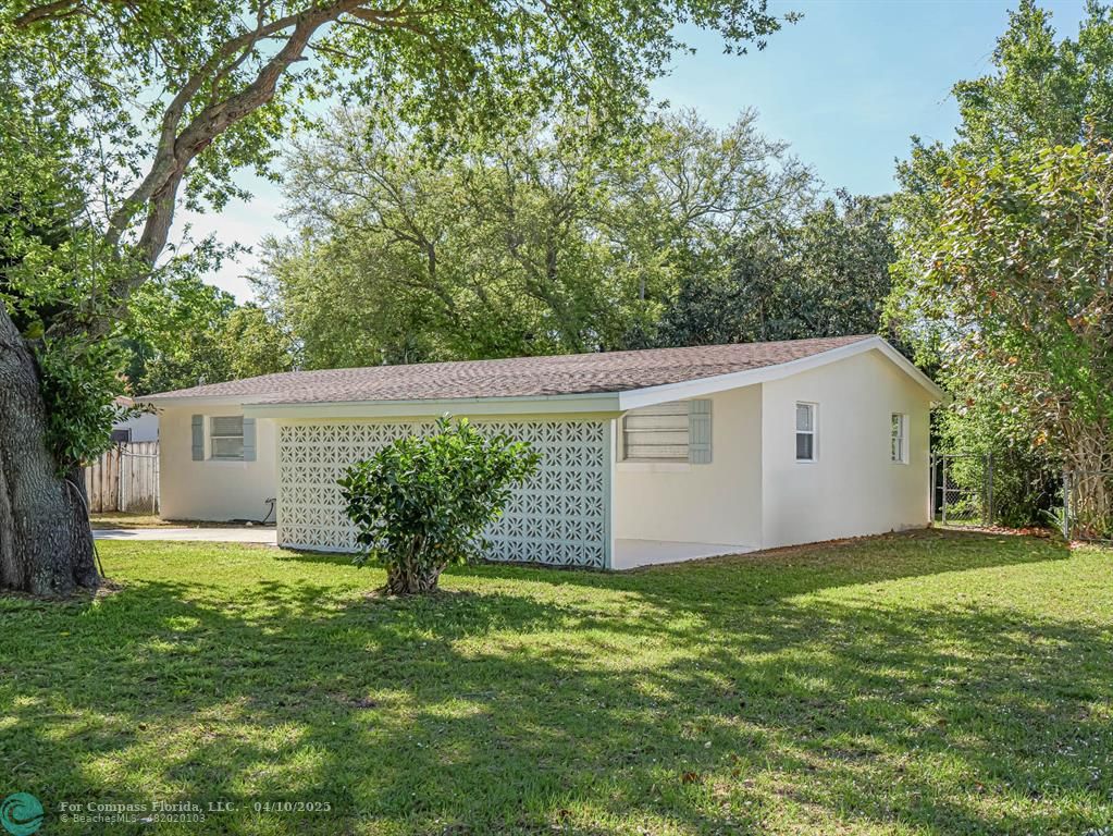 2203 1st Place Vero Beach, FL 32962 - Photo 3 of 42