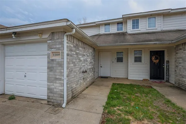 $1,700 | 1208 Village Garden, Azle, TX 76020