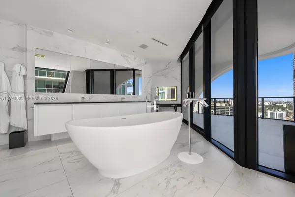 $6,800,000 | 1000 Biscayne Boulevard, Unit 2702, Miami, FL 33132