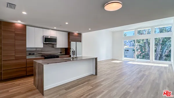 $7,500 | 946 Lucile Avenue, Los Angeles, CA 90026