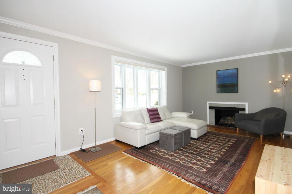 6808 Rolling Road Springfield, VA 22152 - Photo 2 of 27 Living Room