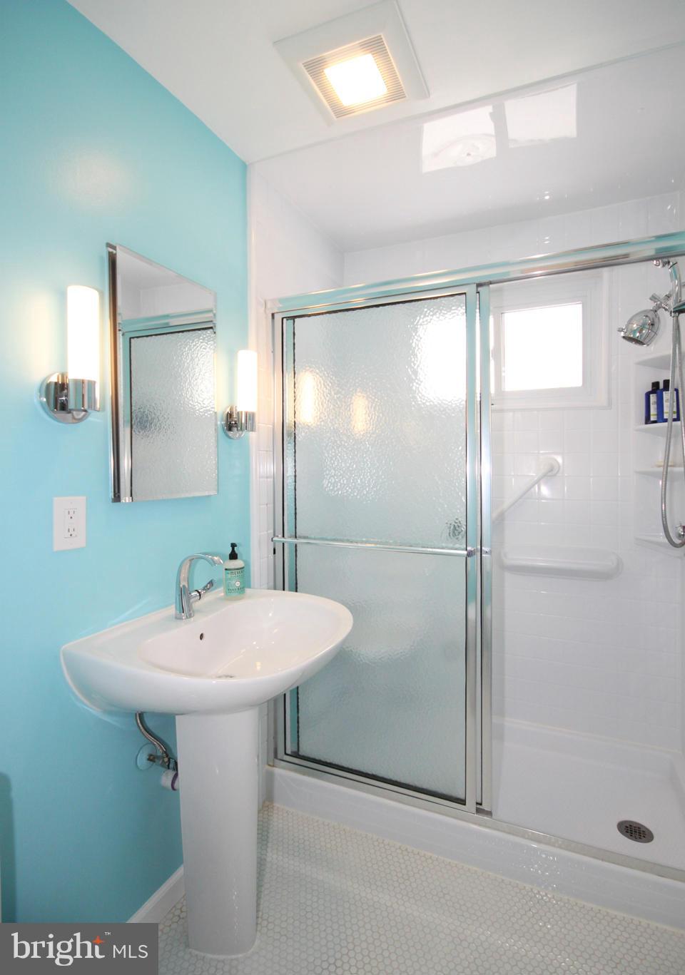 6808 Rolling Road Springfield, VA 22152 - Photo 19 of 27 Bath