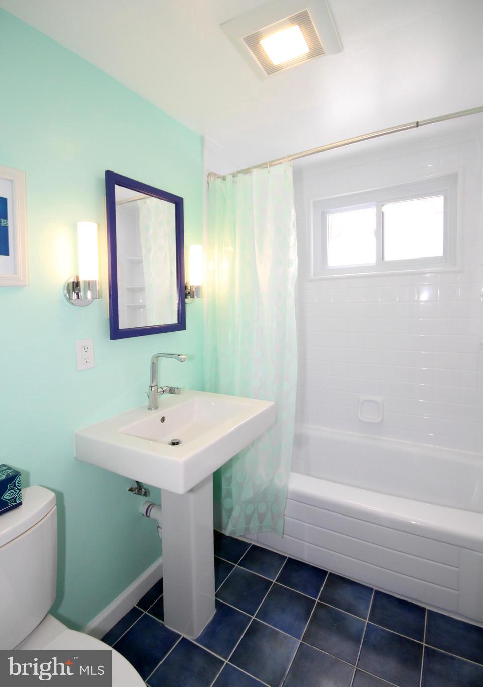 6808 Rolling Road Springfield, VA 22152 - Photo 20 of 27 Bath