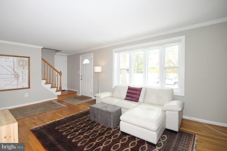 6808 Rolling Road Springfield, VA 22152 - Photo 3 of 27 Living Room