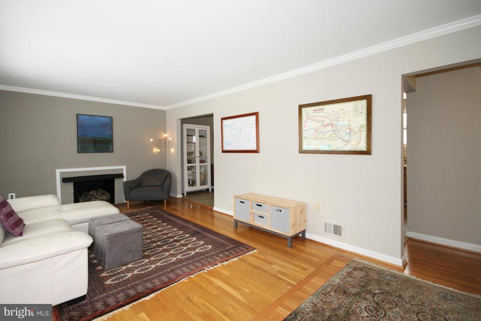 6808 Rolling Road Springfield, VA 22152 - Photo 4 of 27 Living Room