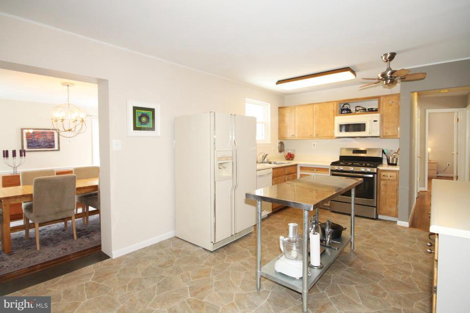 6808 Rolling Road Springfield, VA 22152 - Photo 7 of 27 Kitchen