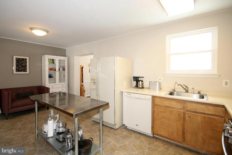 6808 Rolling Road Springfield, VA 22152 - Photo 9 of 27 Kitchen
