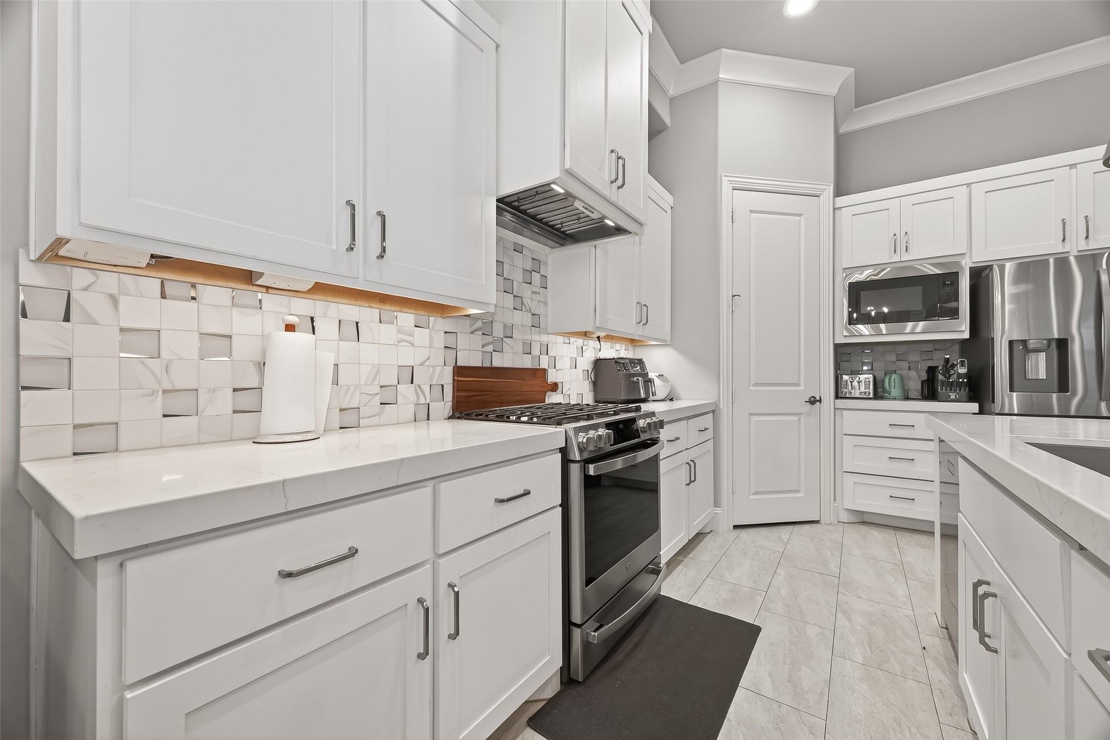 2435 Prairie Hollow Lane Houston, TX 77077 - Photo 21 of 50 a kitchen with stainless steel appliances granite countertop a sink and a stove