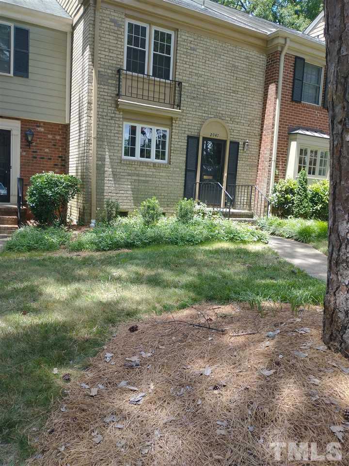 a view of a house with backyard and garden