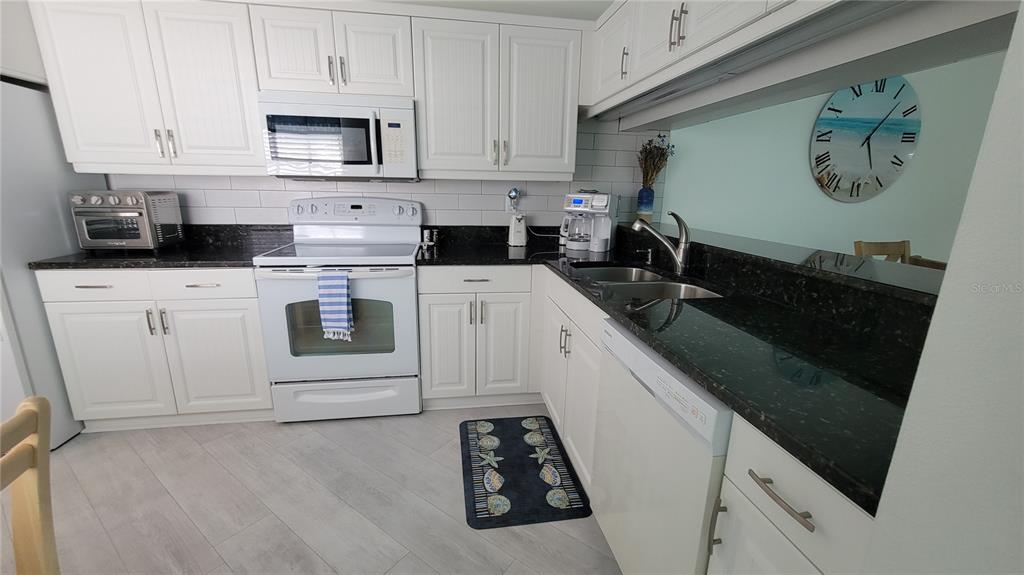 1318 Perico Point Circle Bradenton, FL 34209 - Photo 3 of 24