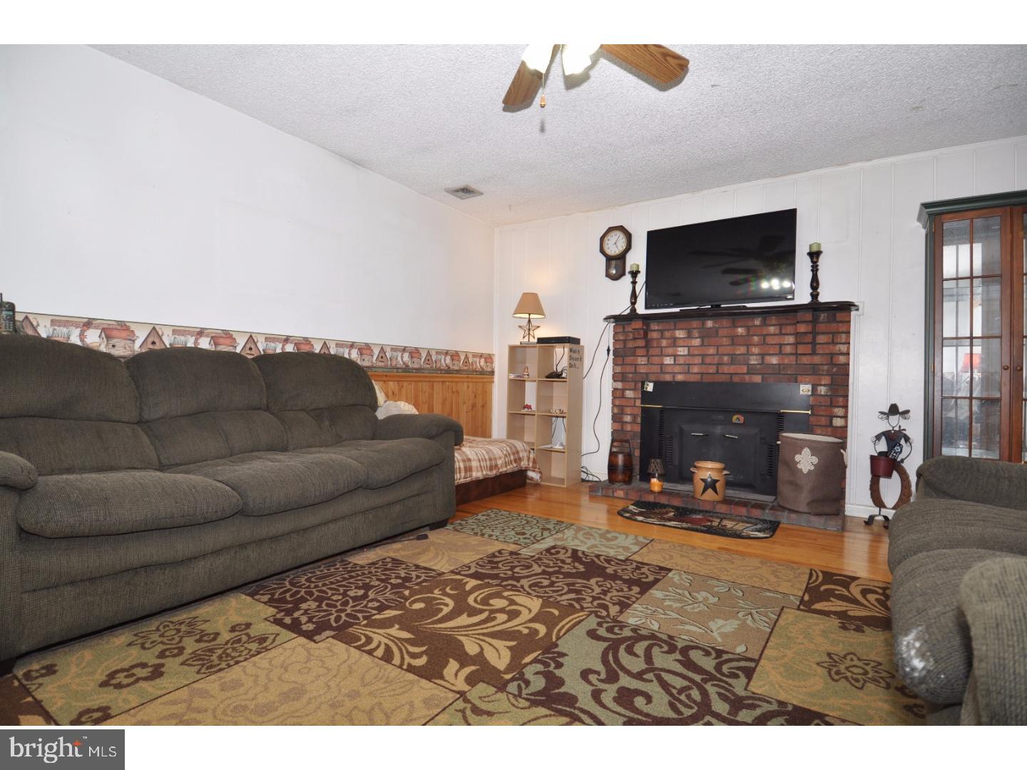 23169 Columbus Road Columbus, NJ 08022 - Photo 3 of 25 Living Room