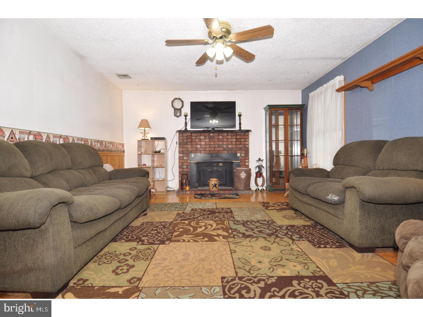 23169 Columbus Road Columbus, NJ 08022 - Photo 4 of 25 Living Room