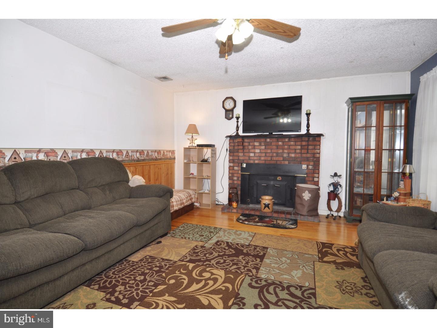 23169 Columbus Road Columbus, NJ 08022 - Photo 5 of 25 Living Room