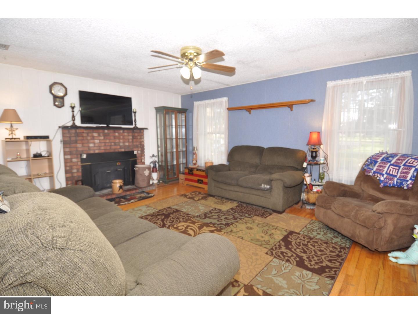 23169 Columbus Road Columbus, NJ 08022 - Photo 6 of 25 Living Room