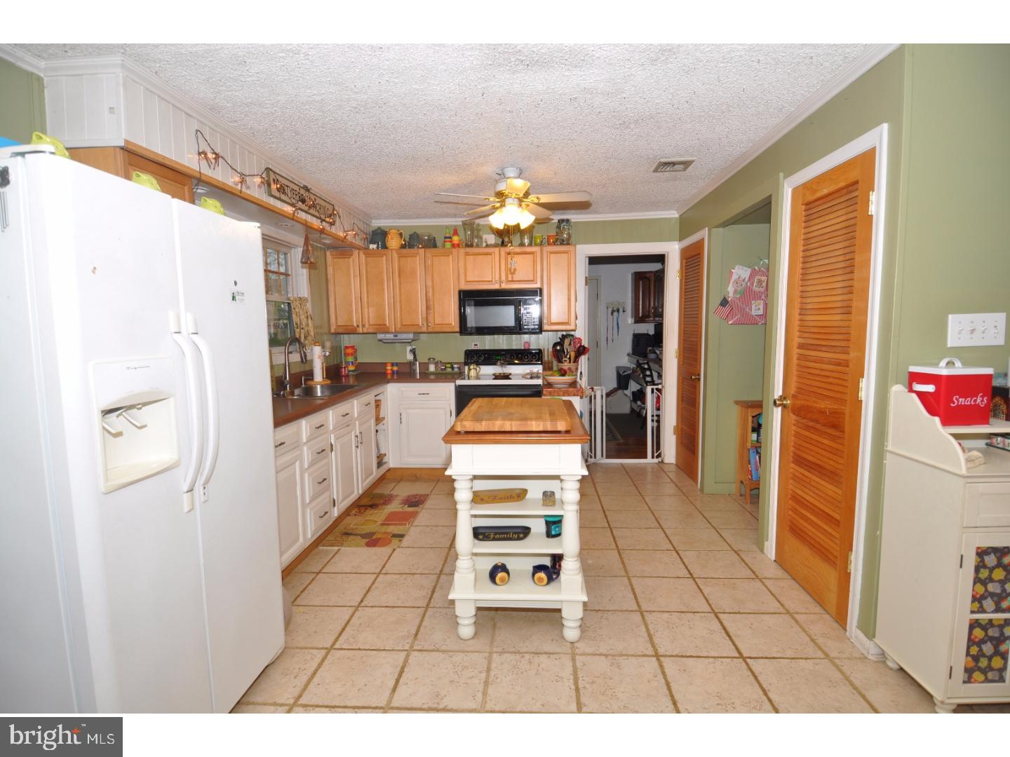 23169 Columbus Road Columbus, NJ 08022 - Photo 10 of 25 Kitchen