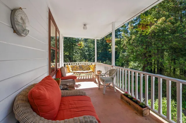 a view of a house with backyard