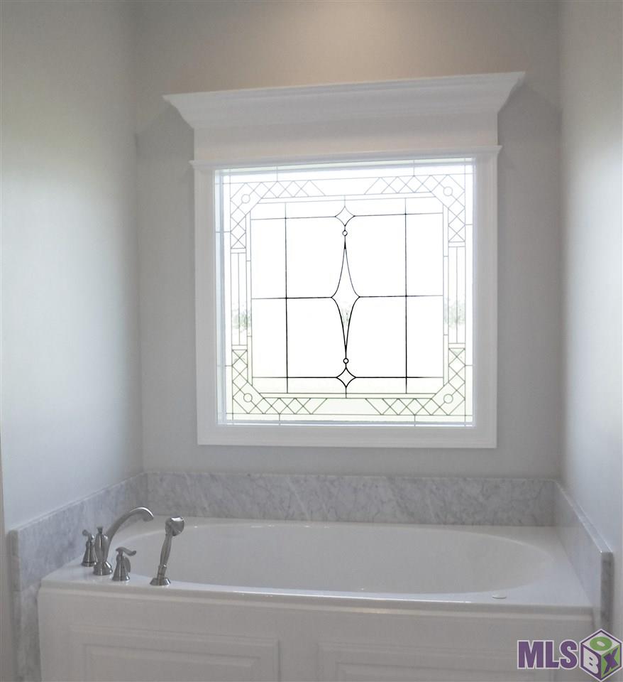 204 Rue Richard Gray, LA 70359 - Photo 16 of 32 Master Bath