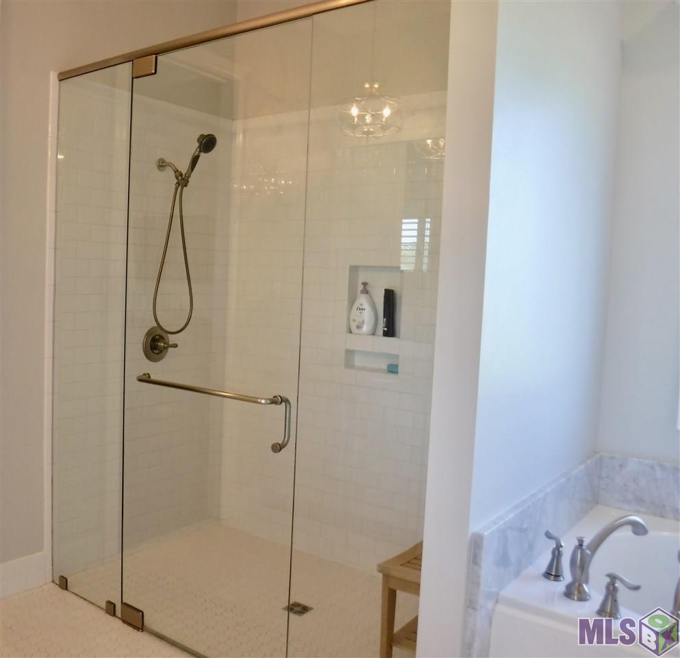 204 Rue Richard Gray, LA 70359 - Photo 17 of 32 Master Bath